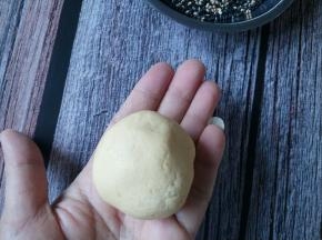 将红豆沙包好搓圆。