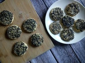 两面都蘸上芝麻，做好全部的。