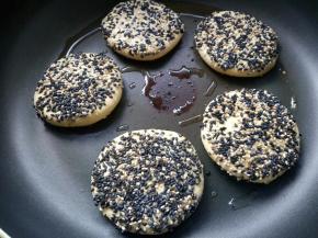 放入蘸好芝麻的饼。