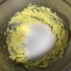 黄油室温软化，打散后放入糖和盐
