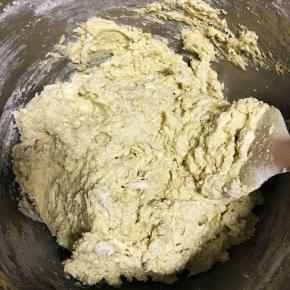 翻拌至没有干粉状态