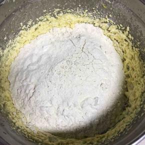 筛入苦荞蛋糕粉和无铝泡打粉