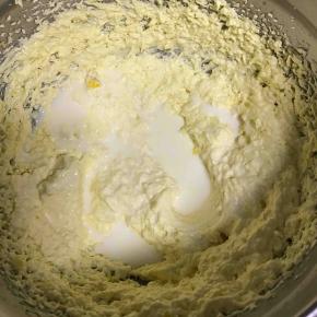 分次倒入牛奶，继续打发至完全吸收