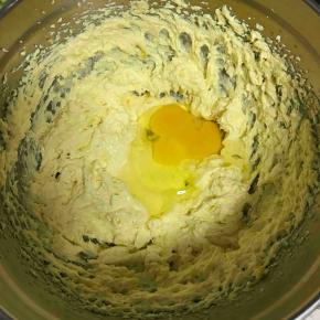 打入鸡蛋，最好打散分次倒入打发，我是偷懒了