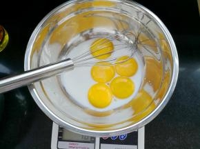 蛋黄加入牛奶搅拌均匀