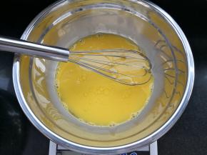 继续加入玉米油搅拌均匀