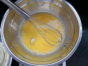 加入白糖搅拌均匀