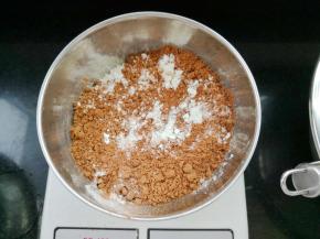 低筋面粉和可可粉搅拌一下