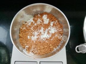 低筋面粉和可可粉搅拌一下