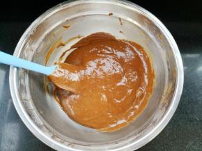 用硅胶刮刀翻拌或切拌制无干粉状态，不可用力画圈搅拌，容易产生面筋。