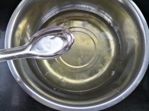 蛋清加入几滴柠檬汁或白醋，起到去蛋腥的作用