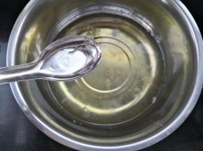 蛋清加入几滴柠檬汁或白醋，起到去蛋腥的作用