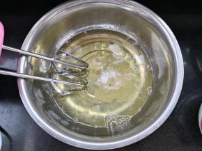 用电动打蛋器打至鱼眼泡时加入三分之一白砂糖，分三次加入打至硬性发泡