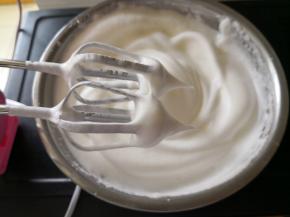 打蛋器拔出有直立的小尖，容器倒扣蛋白不向下流，即打发成功。