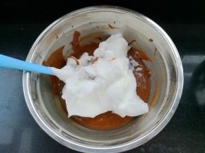 取三分之一打好的蛋清和可可糊翻拌均匀，此时预热烤箱150度