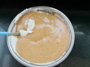 拌好后再把它倒入蛋白霜中轻轻翻拌均匀即可