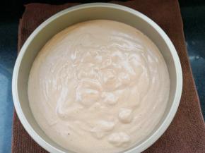 装入八寸模具，轻轻震出气泡入烤箱，温度调至上下火150度60分钟，上色后快速加盖锡纸