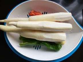 准备茭白，青椒，红椒，生姜，洗净。