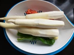 准备茭白，青椒，红椒，生姜，洗净。