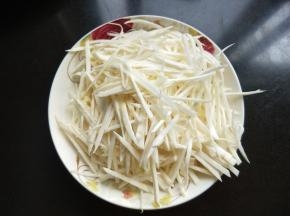 茭白切丝。
