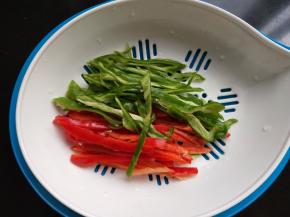 青椒红椒切丝。