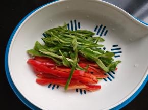 青椒红椒切丝。