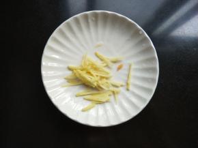 生姜切丝。