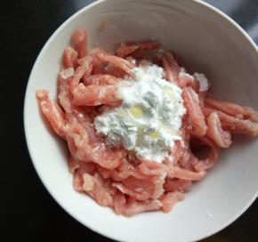 瘦肉切丝，放盐，料酒，味极鲜，淀粉，食用油拌匀。