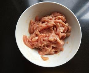 拌好的肉丝腌制10分钟。