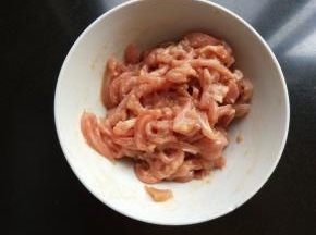 拌好的肉丝腌制10分钟。