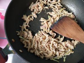 肉丝小火炒熟后盛出。