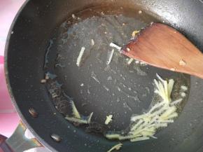 用锅内的底油，放入生姜。