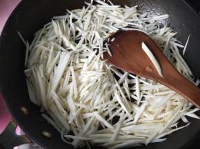 放入茭白翻炒。