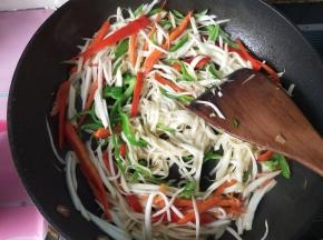 茭白炒软后放入青椒，红椒，放盐翻炒。