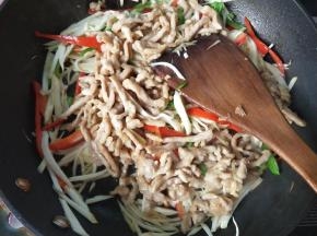放入肉丝翻炒。
