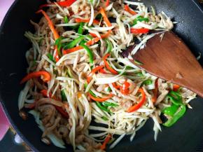 放鸡精，一点点酱油翻炒均匀后就可以出锅啦！