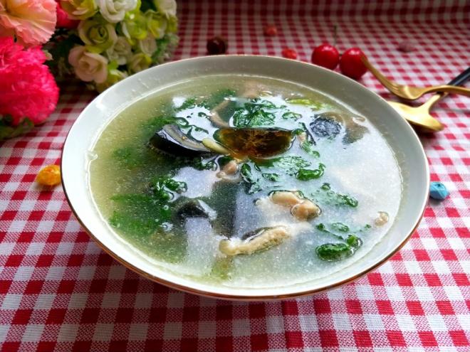 芹菜叶皮蛋瘦肉汤