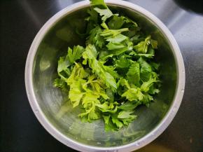 芹菜叶洗净。