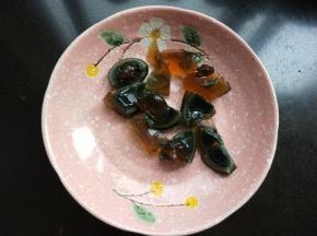 皮蛋切小块。