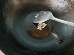 锅内放油，将生姜爆香。