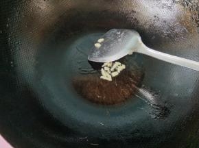 锅内放油，将生姜爆香。