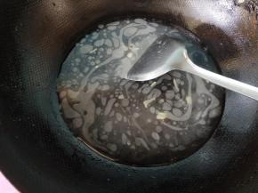 放一碗半清水，烧开。