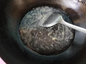 放一碗半清水，烧开。