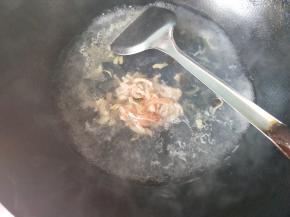 放入瘦肉，放盐。