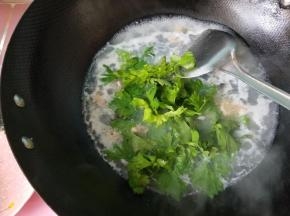 放入芹菜叶。