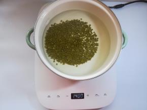 锅里倒入足够的清水，加入绿豆。