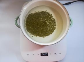 锅里倒入足够的清水，加入绿豆。