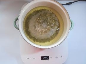 煮开后转小火，盖上锅盖闷煮一会儿。
