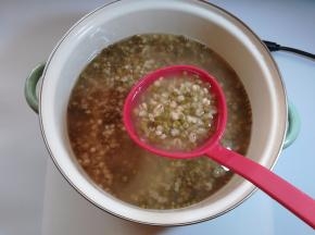 煮至绿豆和薏仁米酥烂。