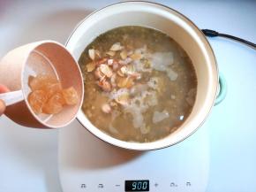 加入老冰糖，如果家里有血糖高的人食用，可以不放糖。